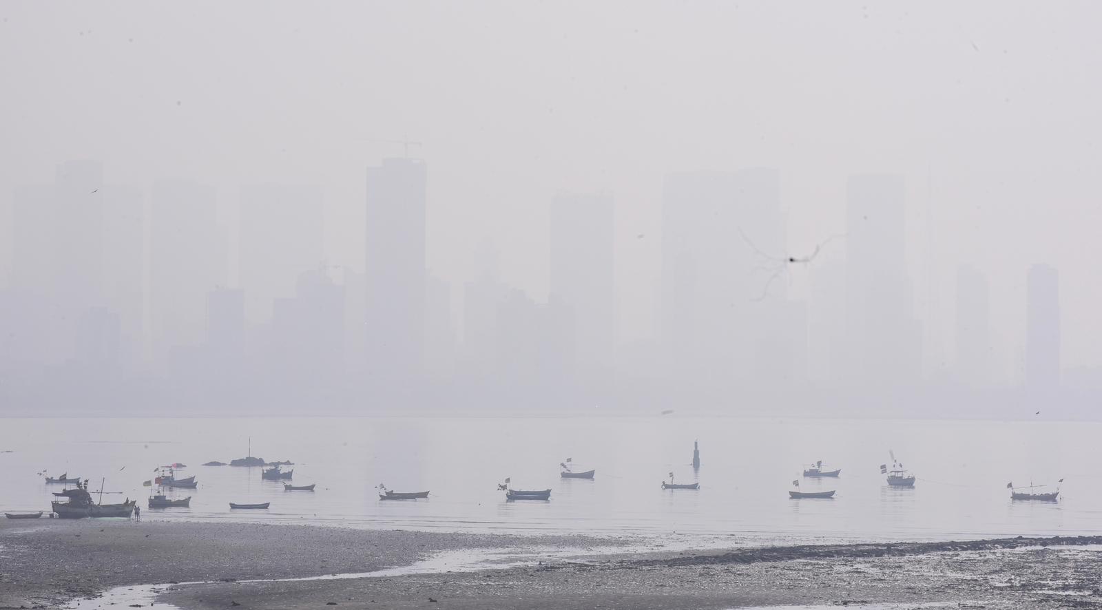 The SAFAR dashboard on Thursday showed Worli's AQI as 149 and BKC's AQI as 235. Mazagaon's AQI and Andheri's AQI slipped to the 'very poor' category at 355 and 307 (Pic/Shadab Khan)